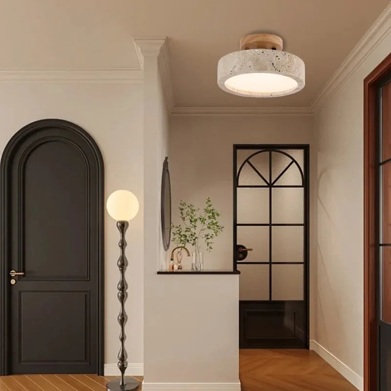 Lampa sufitowa z kamiennym kloszem i drewnianym baldachimem