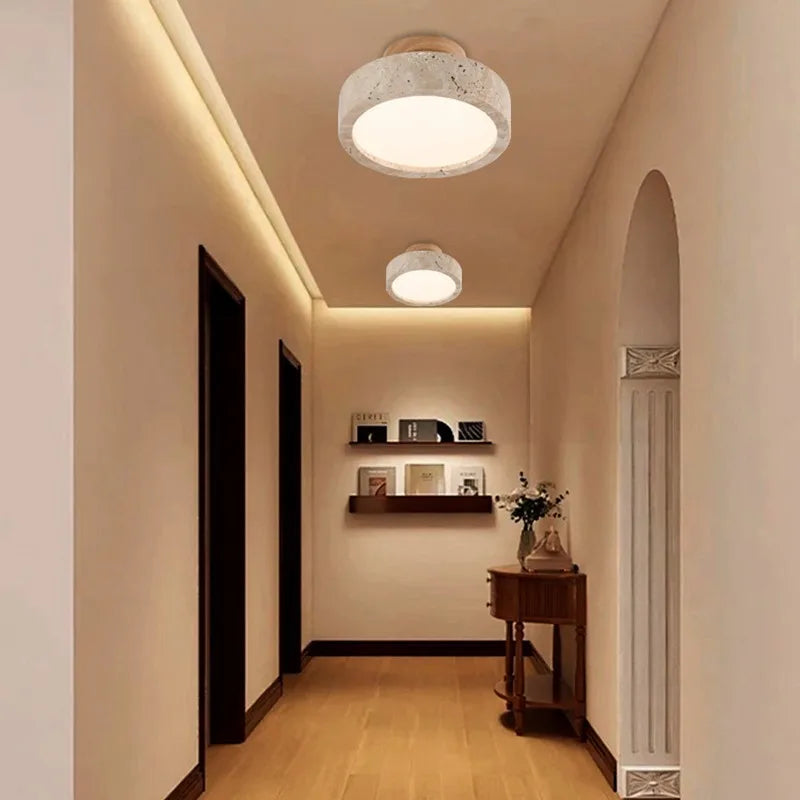 Lampa sufitowa z kamiennym kloszem i drewnianym baldachimem