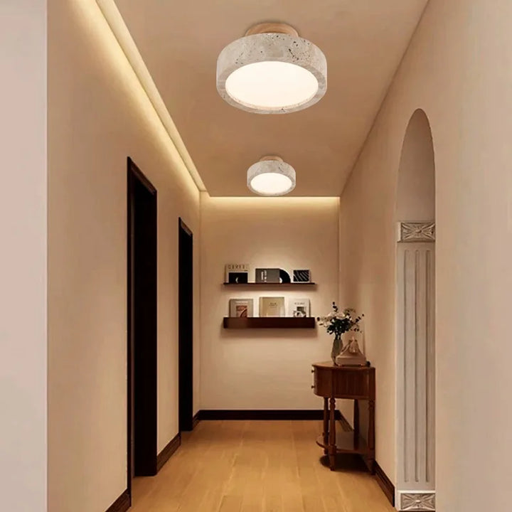 Lampa sufitowa z kamiennym kloszem i drewnianym baldachimem