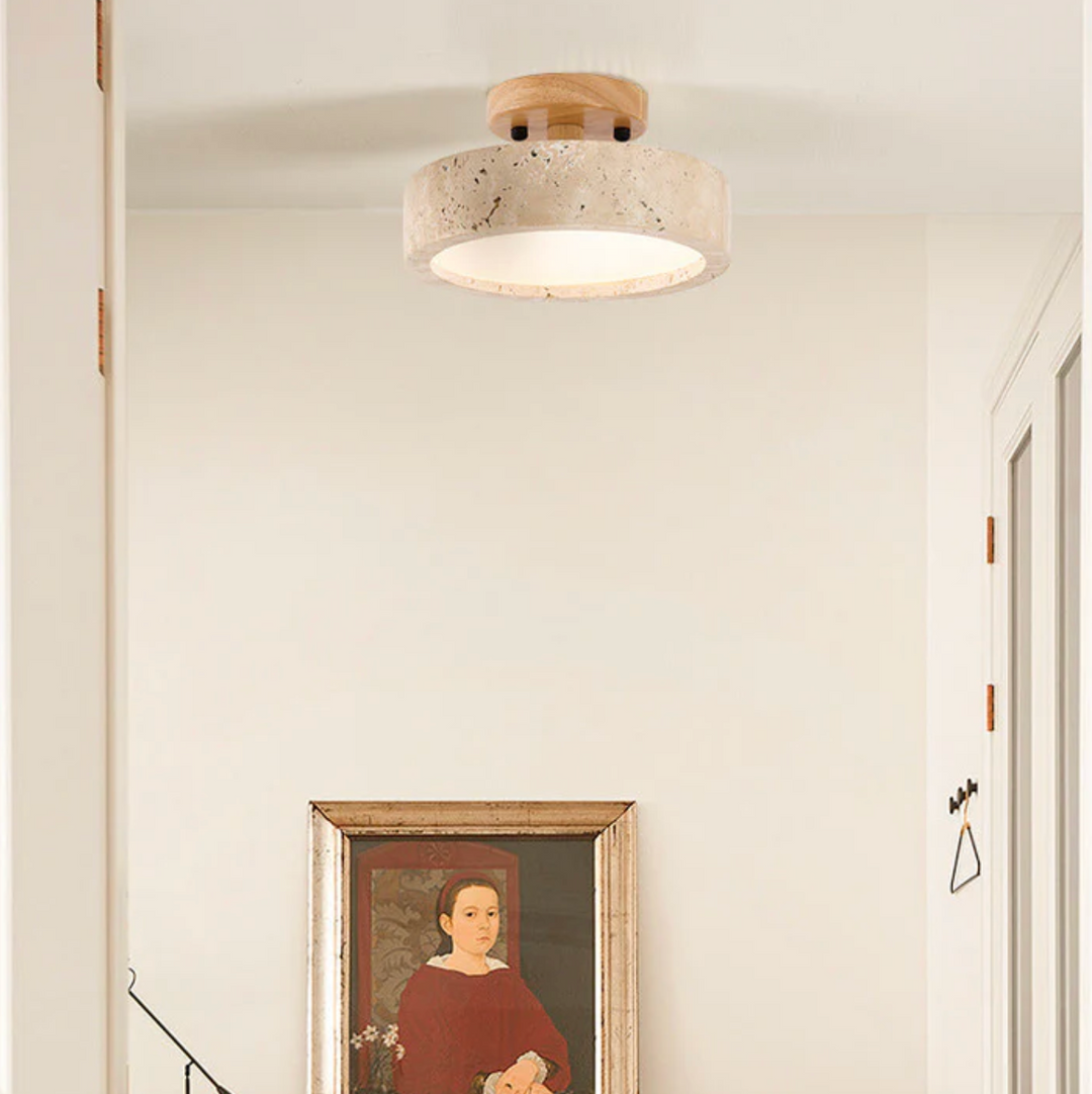 Lampa sufitowa z kamiennym kloszem i drewnianym baldachimem