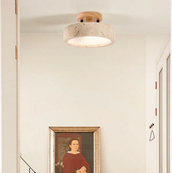 Lampa sufitowa z kamiennym kloszem i drewnianym baldachimem