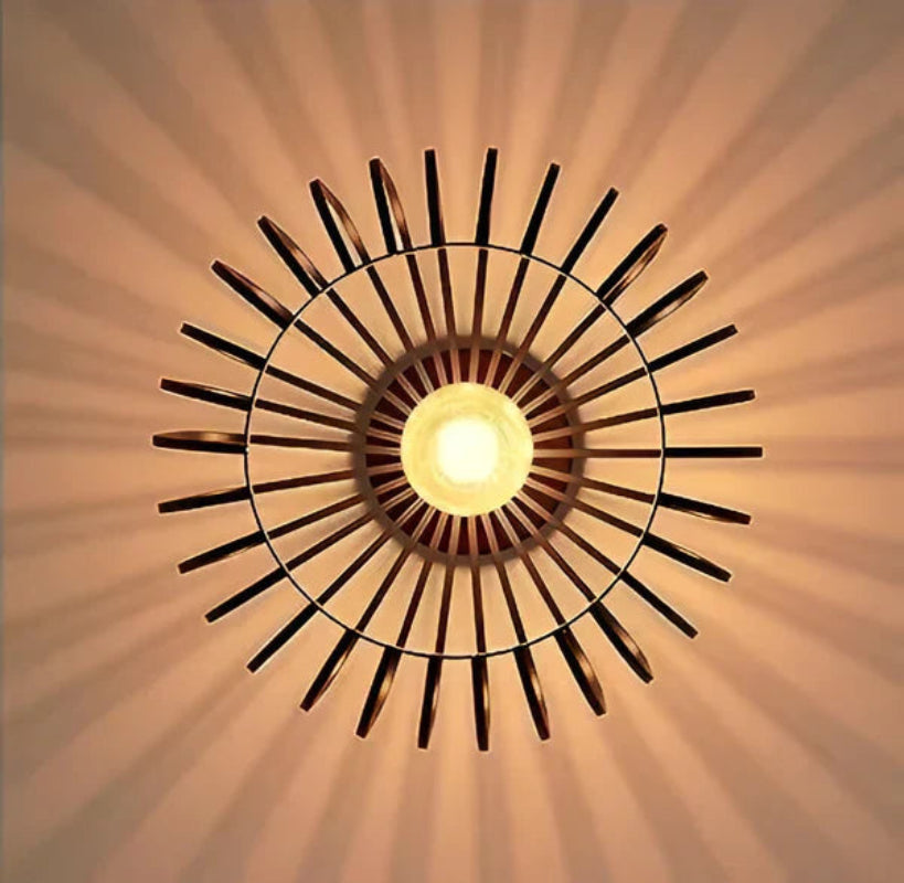 Lampa sufitowa z kloszem drucianym i efektem cienia na suficie