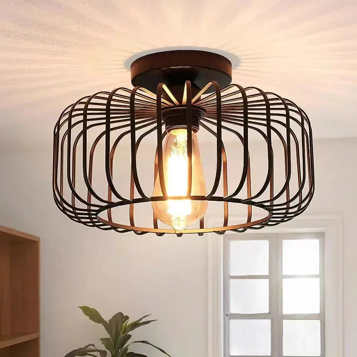 Lampa sufitowa z kloszem drucianym i efektem cienia na suficie