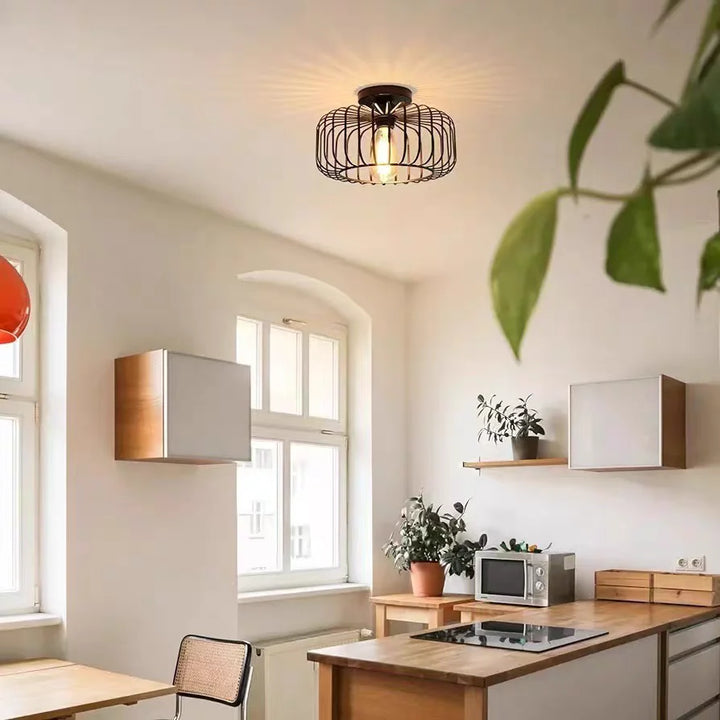 Lampa sufitowa z kloszem drucianym i efektem cienia na suficie