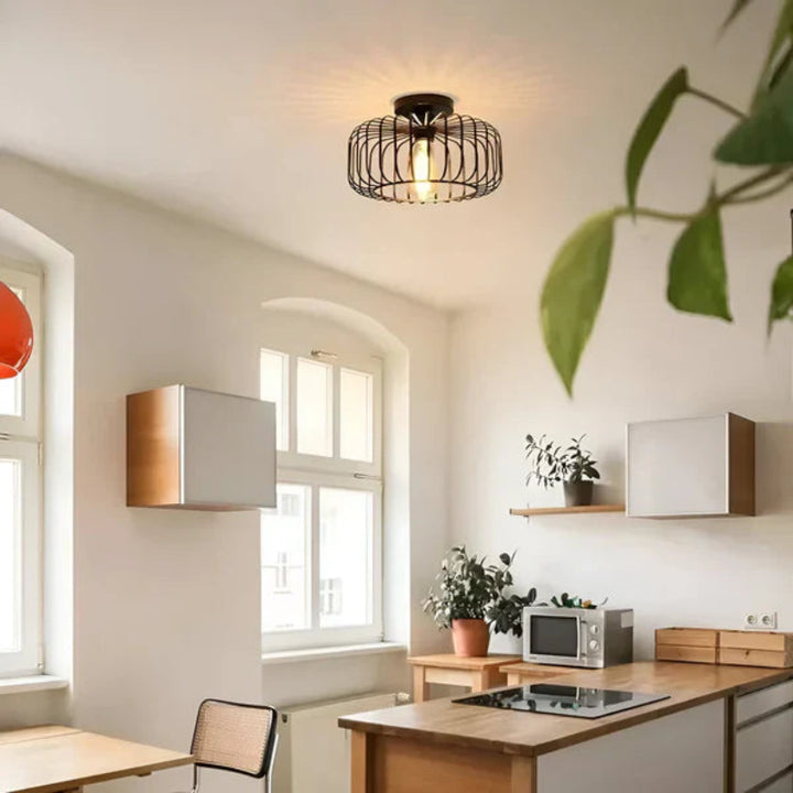 Lampa sufitowa z kloszem drucianym i efektem cienia na suficie