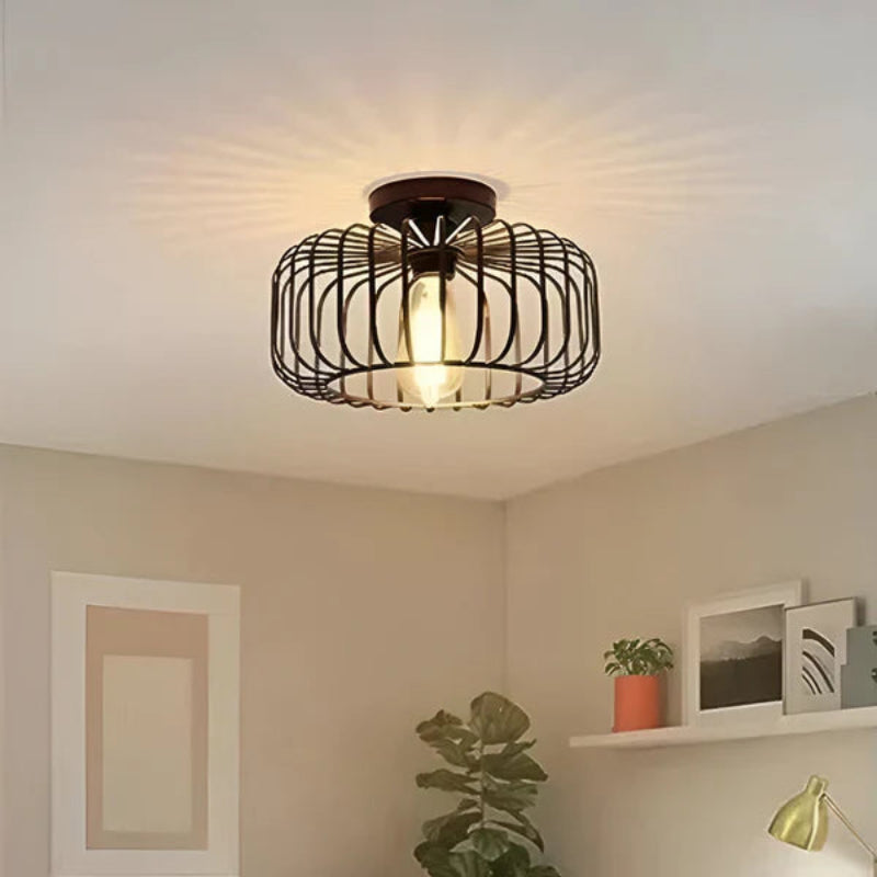 Lampa sufitowa z kloszem drucianym i efektem cienia na suficie
