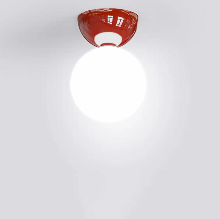 Lampa sufitowa z kulistym kloszem ze szkła mlecznego