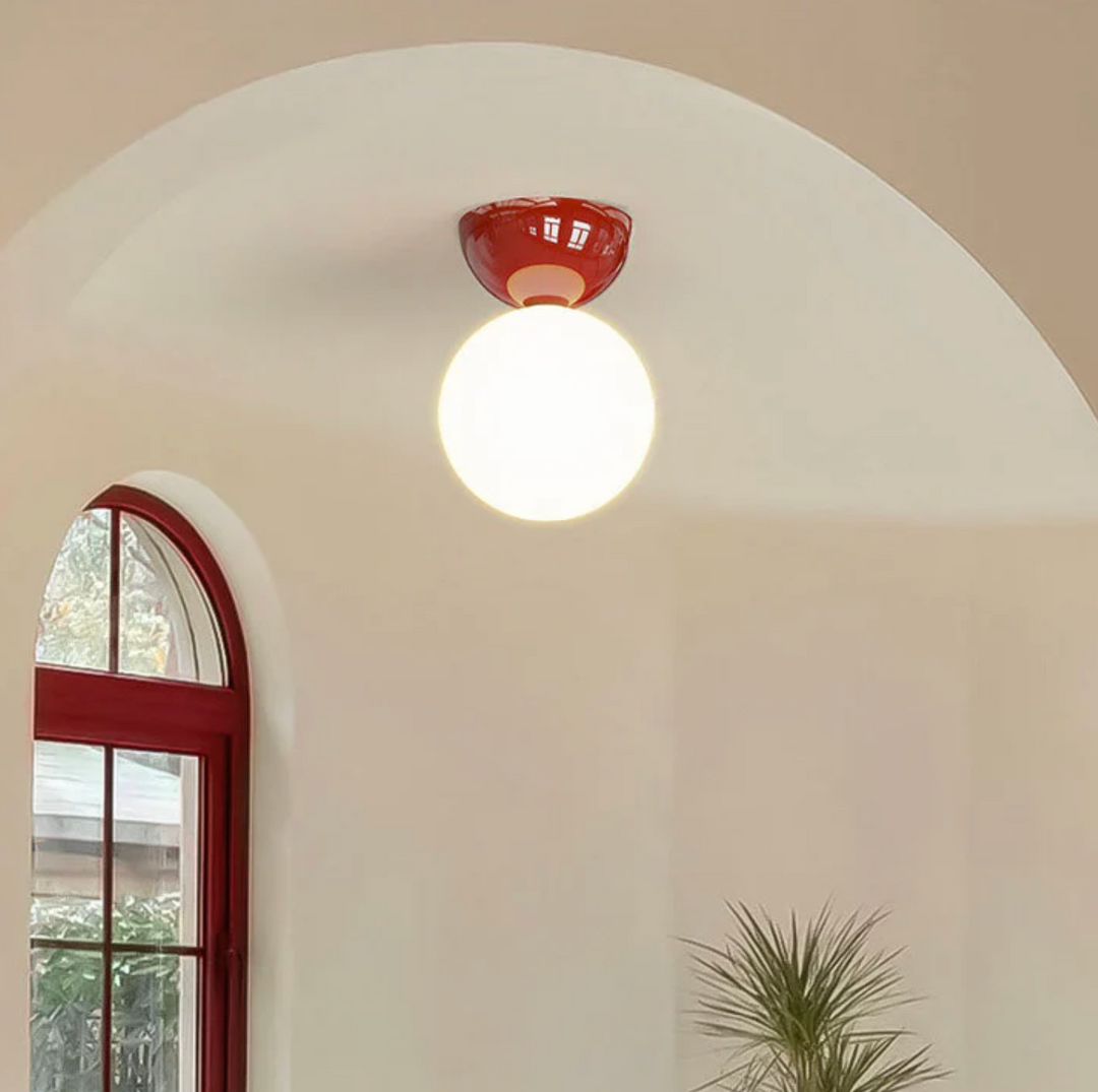 Lampa sufitowa z kulistym kloszem ze szkła mlecznego
