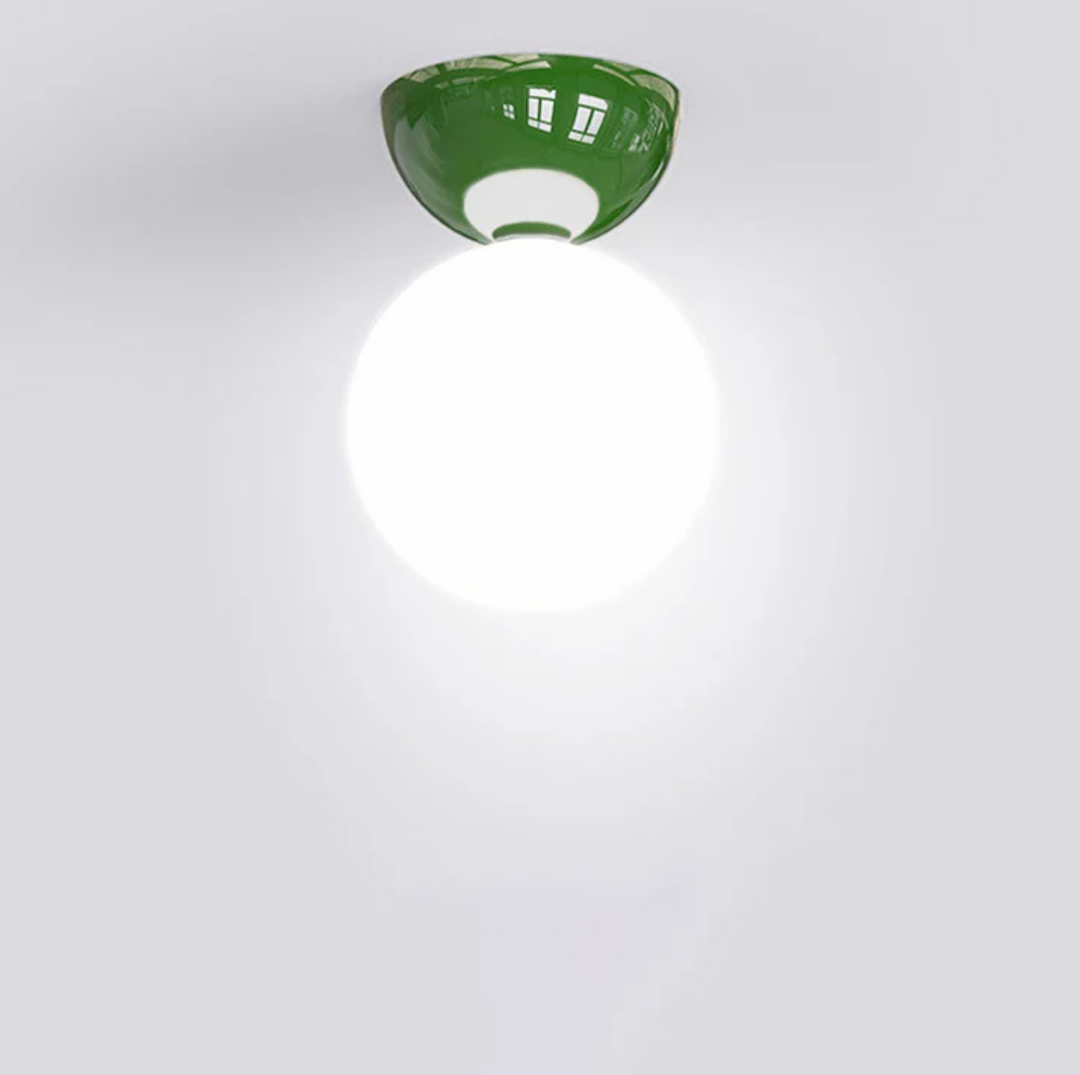 Lampa sufitowa z kulistym kloszem ze szkła mlecznego