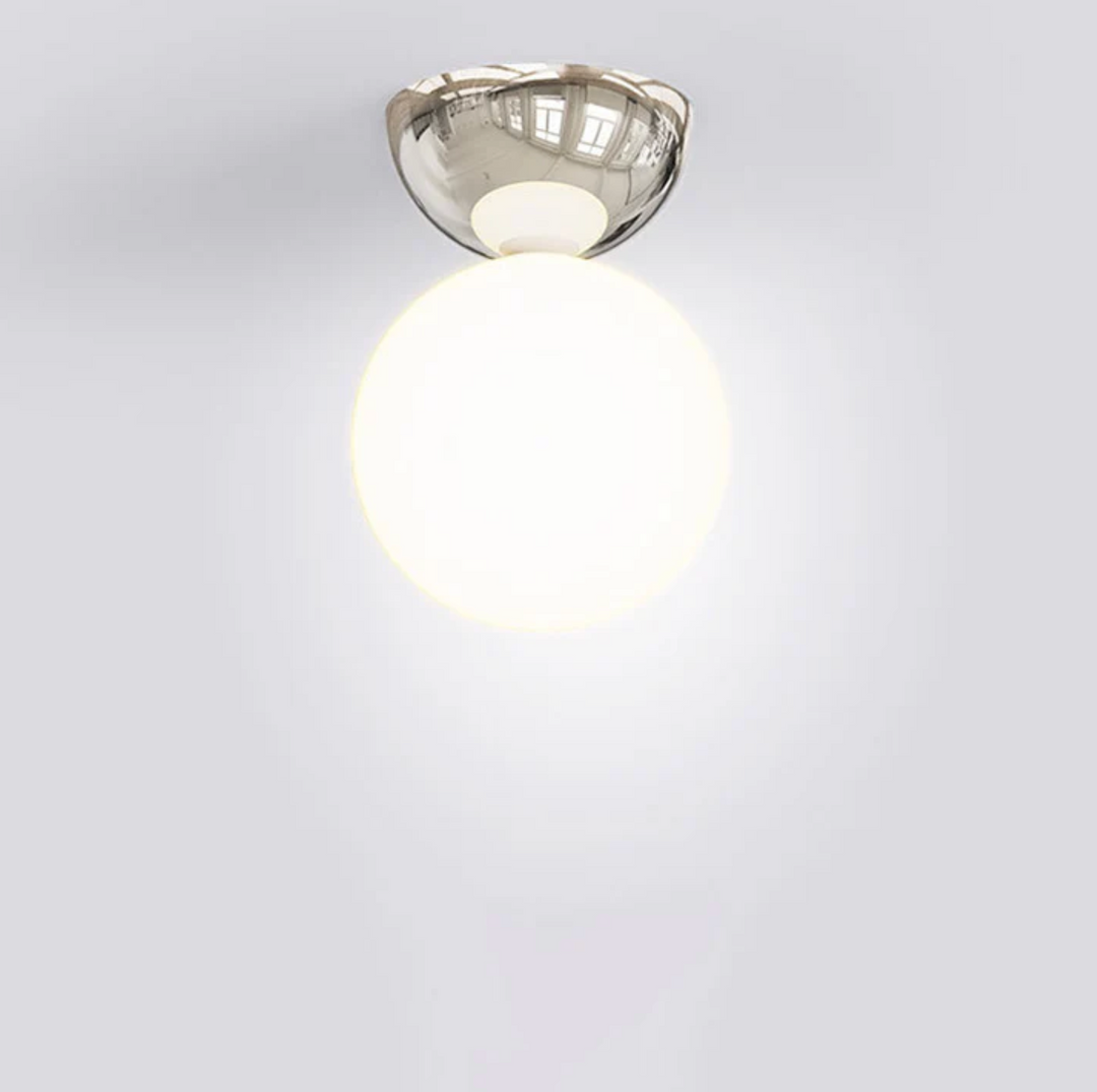 Lampa sufitowa z kulistym kloszem ze szkła mlecznego