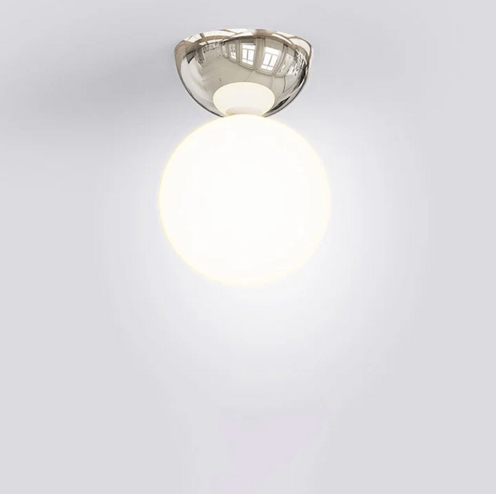 Lampa sufitowa z kulistym kloszem ze szkła mlecznego