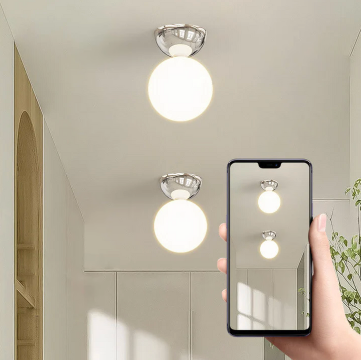 Lampa sufitowa z kulistym kloszem ze szkła mlecznego