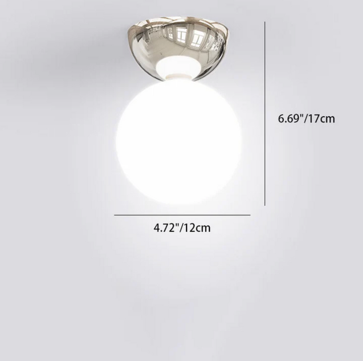 Lampa sufitowa z kulistym kloszem ze szkła mlecznego