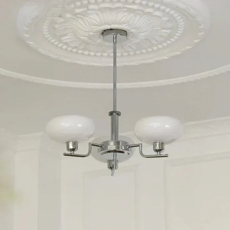 Lampa sufitowa z kulistymi szklanymi kloszami i metalową ramą