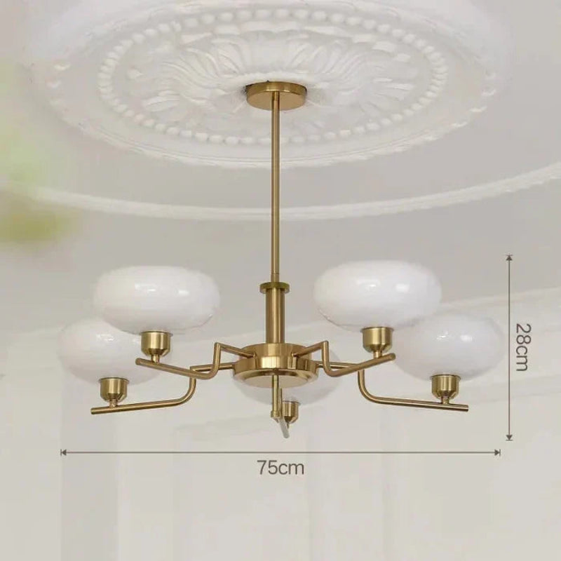 Lampa sufitowa z kulistymi szklanymi kloszami i metalową ramą