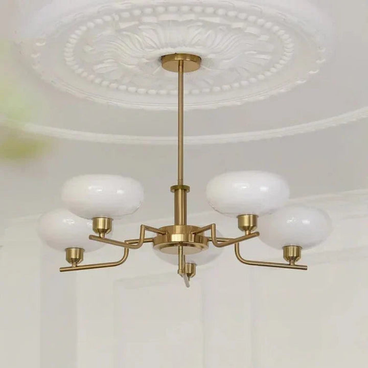 Lampa sufitowa z kulistymi szklanymi kloszami i metalową ramą