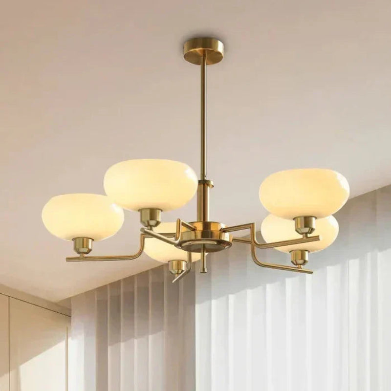 Lampa sufitowa z kulistymi szklanymi kloszami i metalową ramą