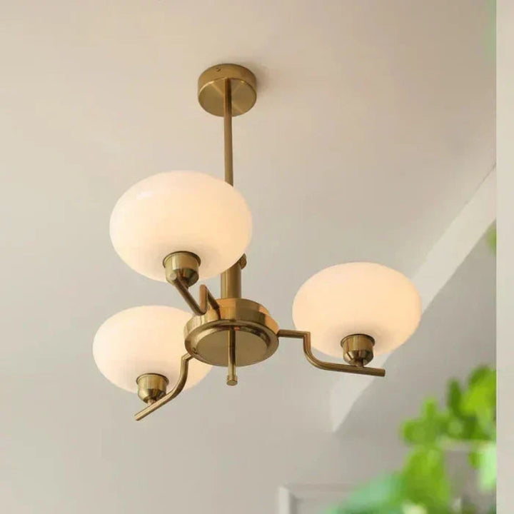 Lampa sufitowa z kulistymi szklanymi kloszami i metalową ramą