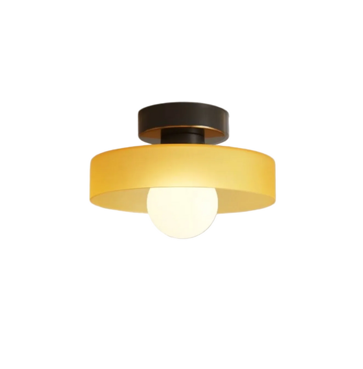 Lampa sufitowa z metalowym kloszem w kształcie dysku