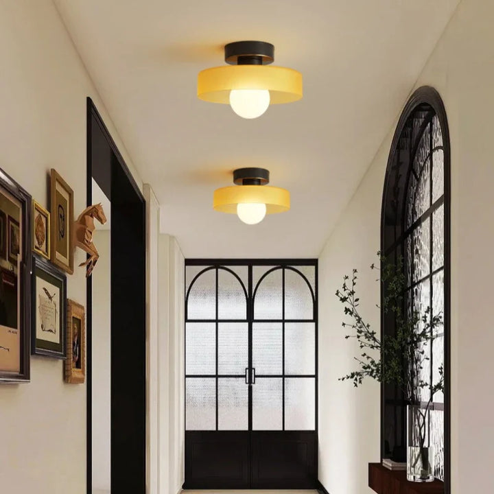 Lampa sufitowa z metalowym kloszem w kształcie dysku