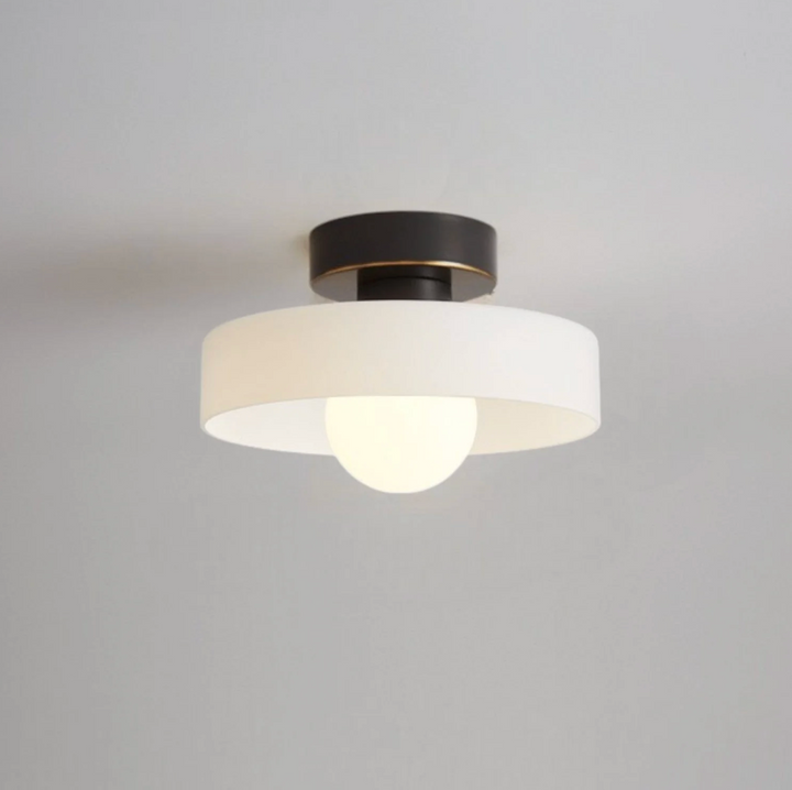 Lampa sufitowa z metalowym kloszem w kształcie dysku