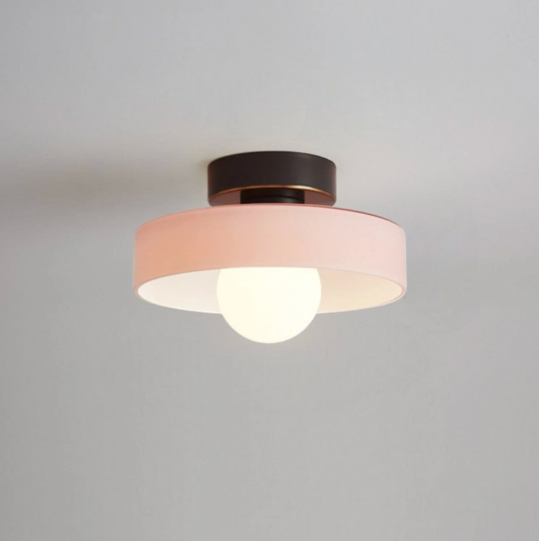 Lampa sufitowa z metalowym kloszem w kształcie dysku