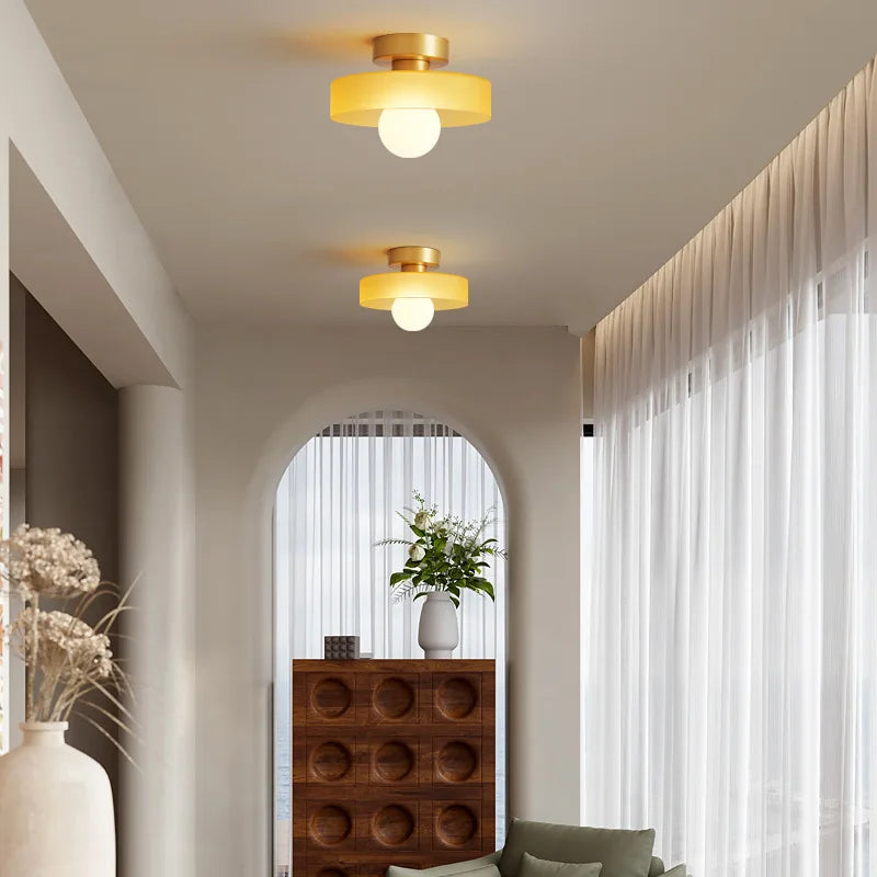 Lampa sufitowa z metalowym kloszem w kształcie dysku