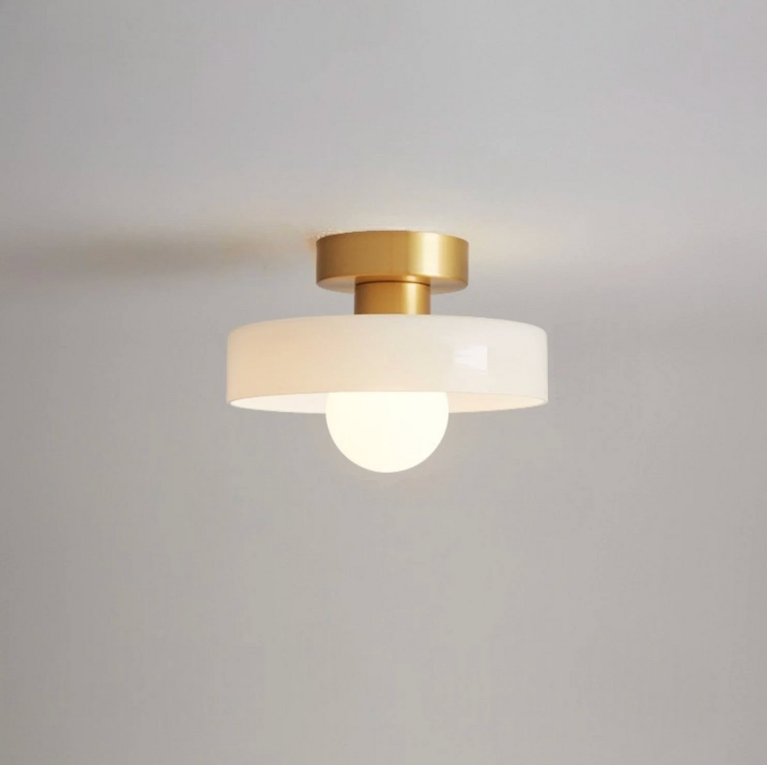 Lampa sufitowa z metalowym kloszem w kształcie dysku