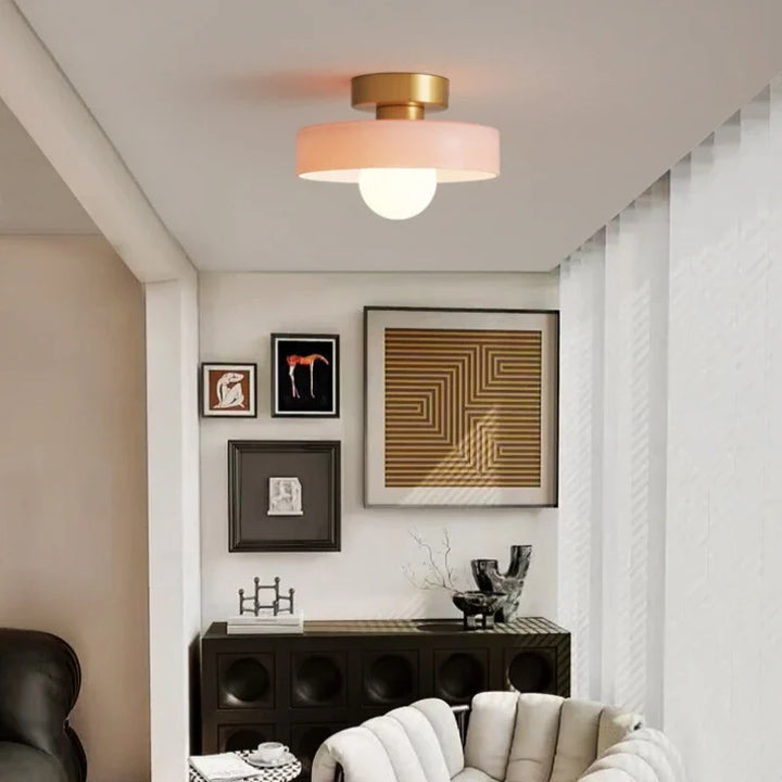 Lampa sufitowa z metalowym kloszem w kształcie dysku