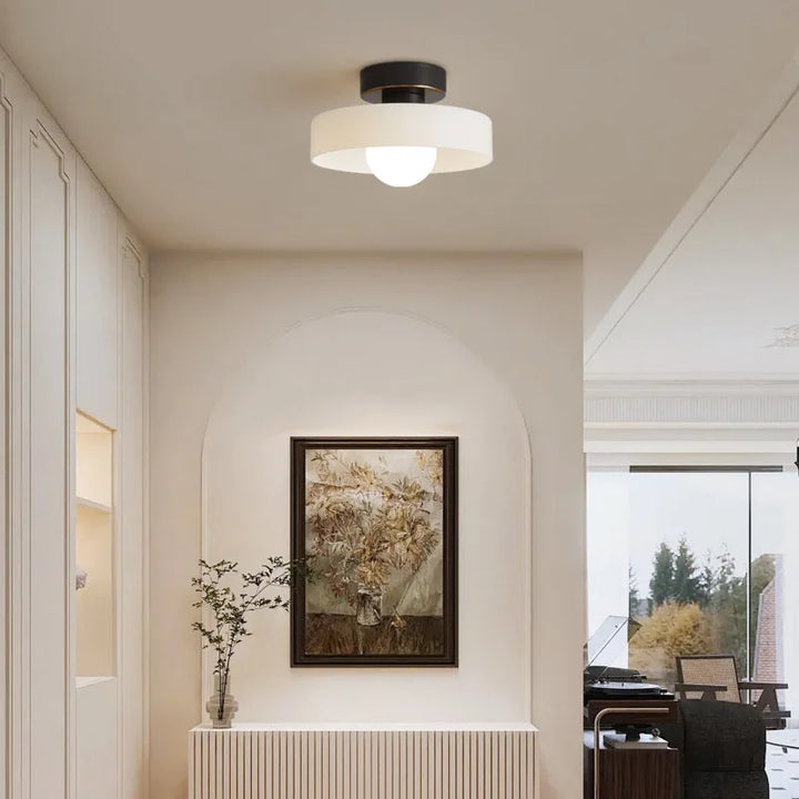 Lampa sufitowa z metalowym kloszem w kształcie dysku