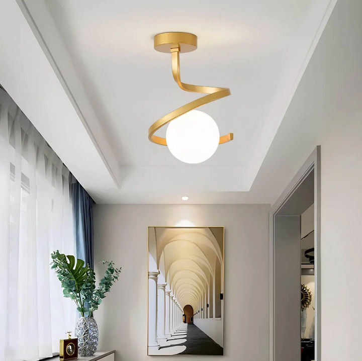 Lampa sufitowa z mleczną kulą i spiralnym ramieniem