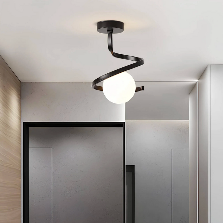 Lampa sufitowa z mleczną kulą i spiralnym ramieniem