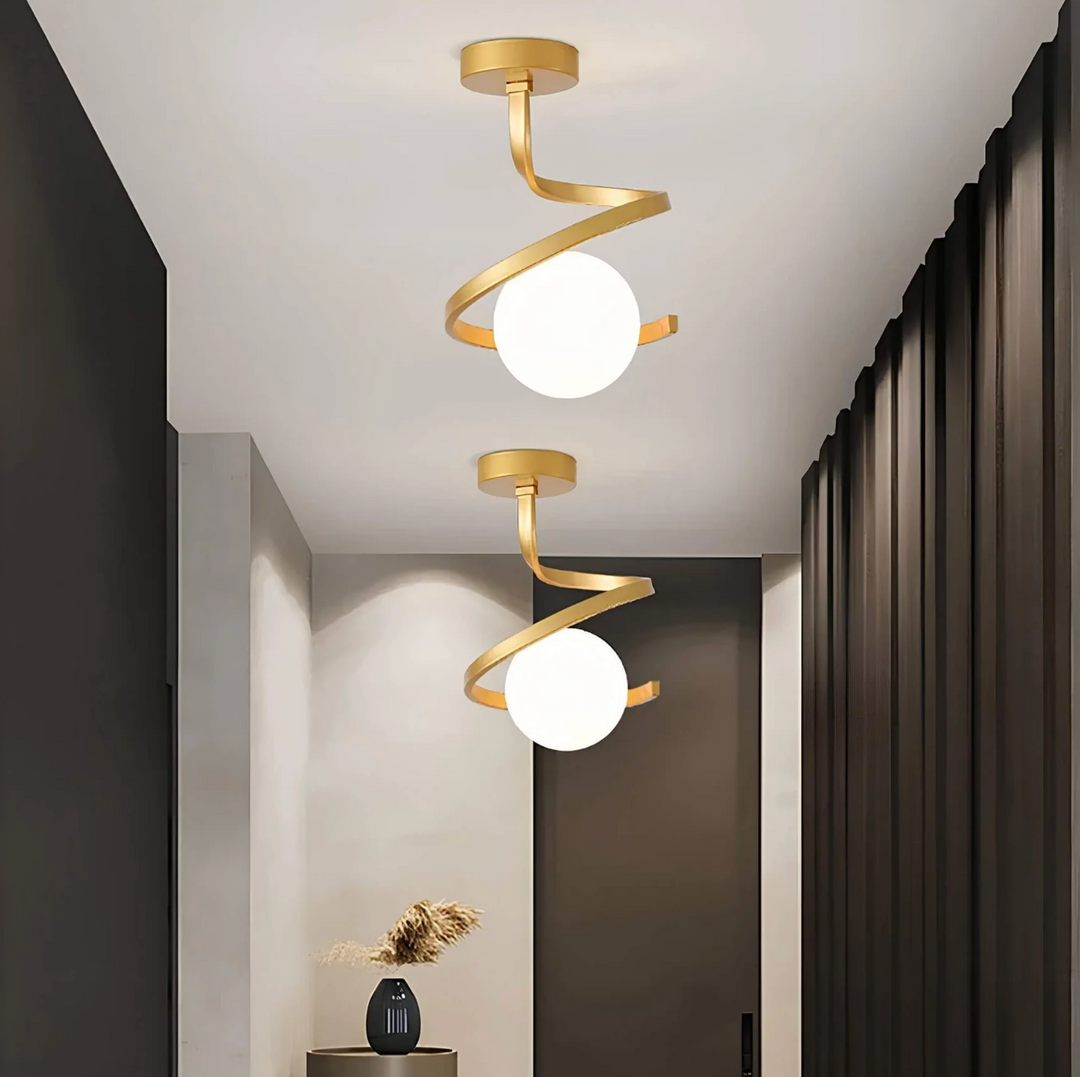 Lampa sufitowa z mleczną kulą i spiralnym ramieniem