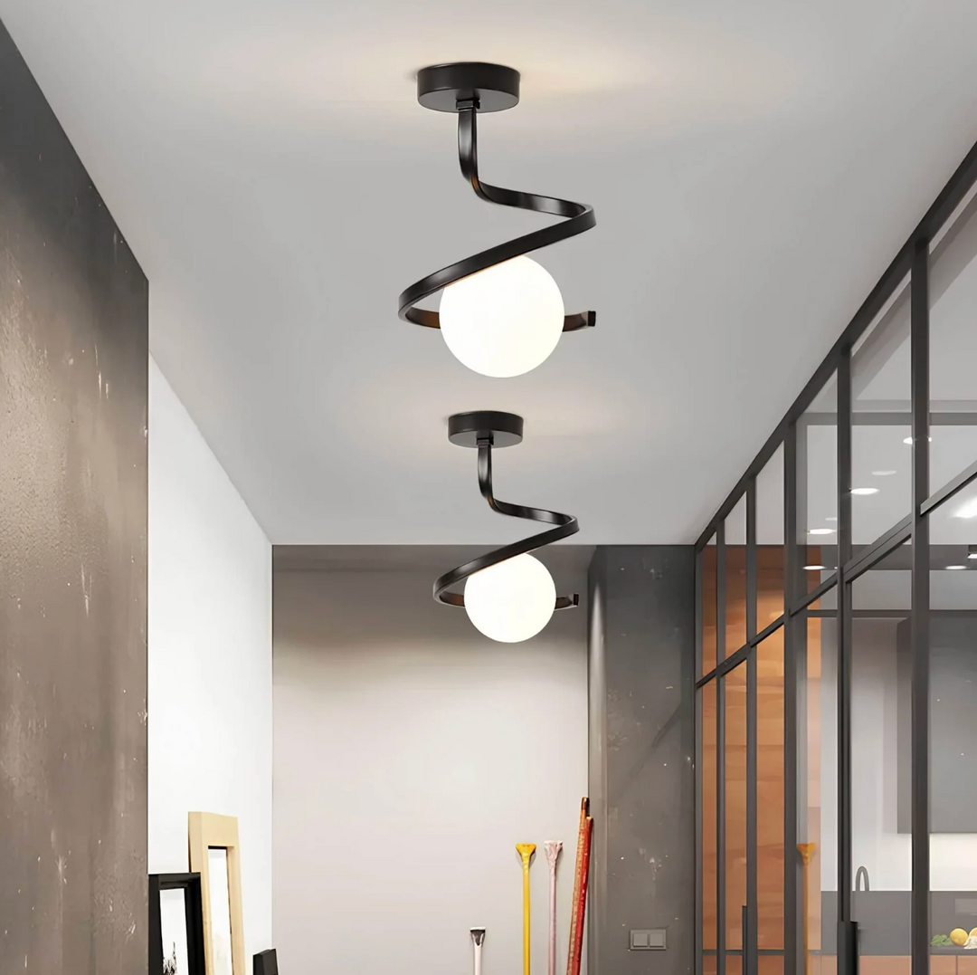 Lampa sufitowa z mleczną kulą i spiralnym ramieniem
