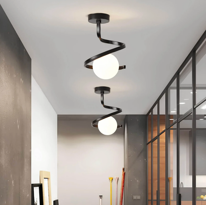 Lampa sufitowa z mleczną kulą i spiralnym ramieniem