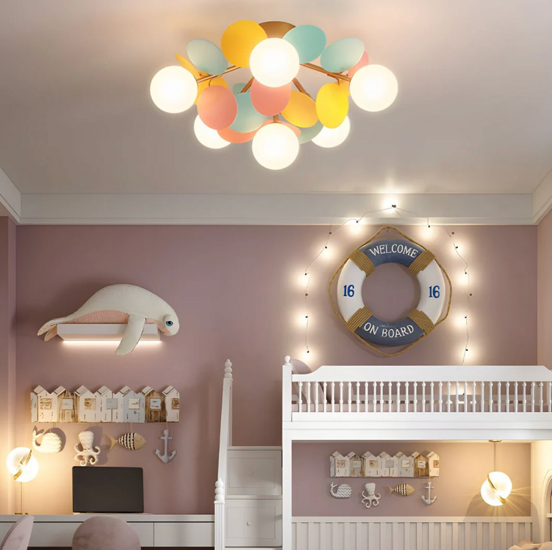 Lampa sufitowa z wieloma kulami i dyskami