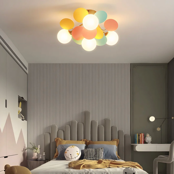 Lampa sufitowa z wieloma kulami i dyskami
