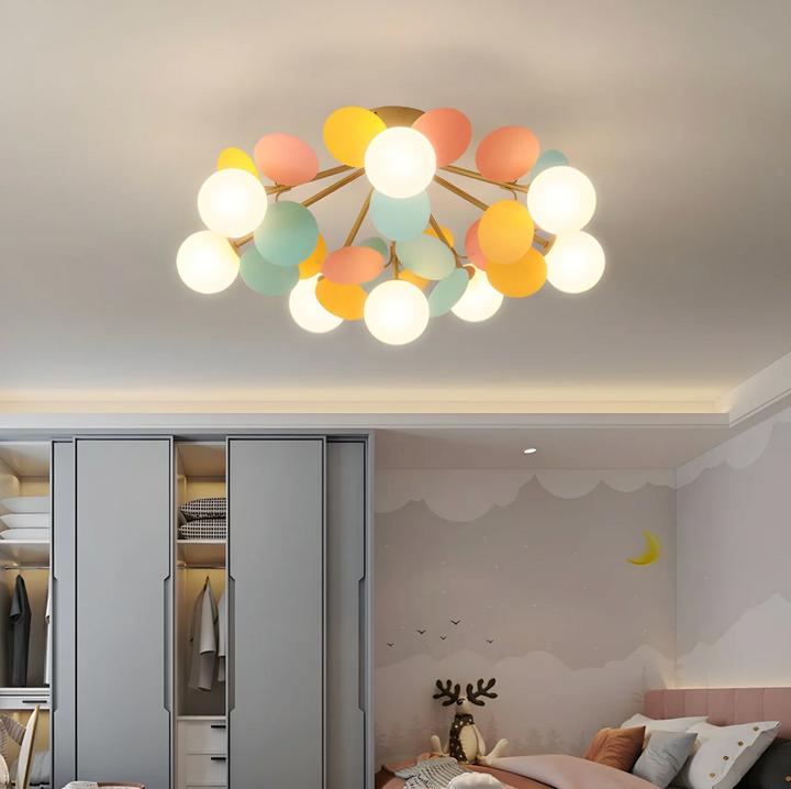 Lampa sufitowa z wieloma kulami i dyskami