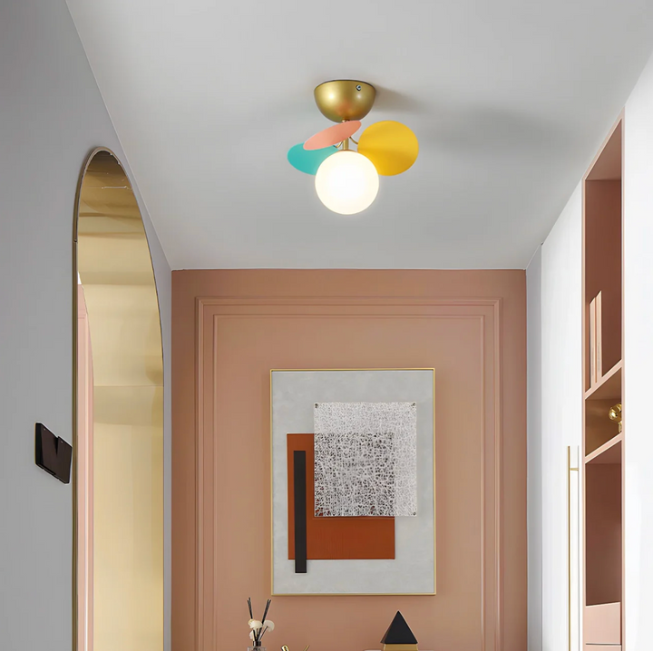 Lampa sufitowa z wieloma kulami i dyskami