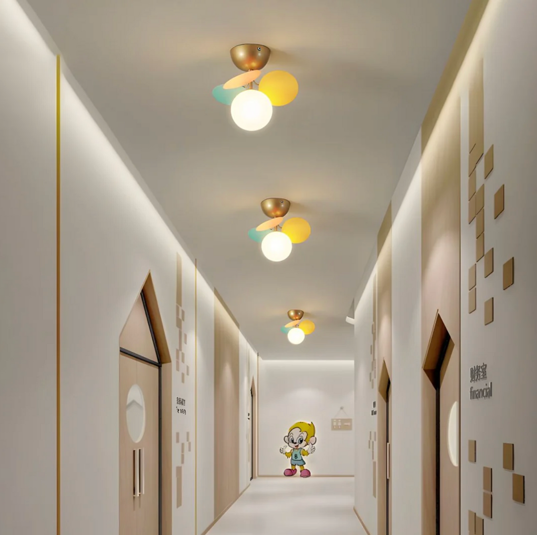 Lampa sufitowa z wieloma kulami i dyskami