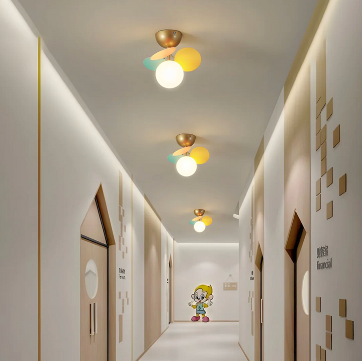 Lampa sufitowa z wieloma kulami i dyskami