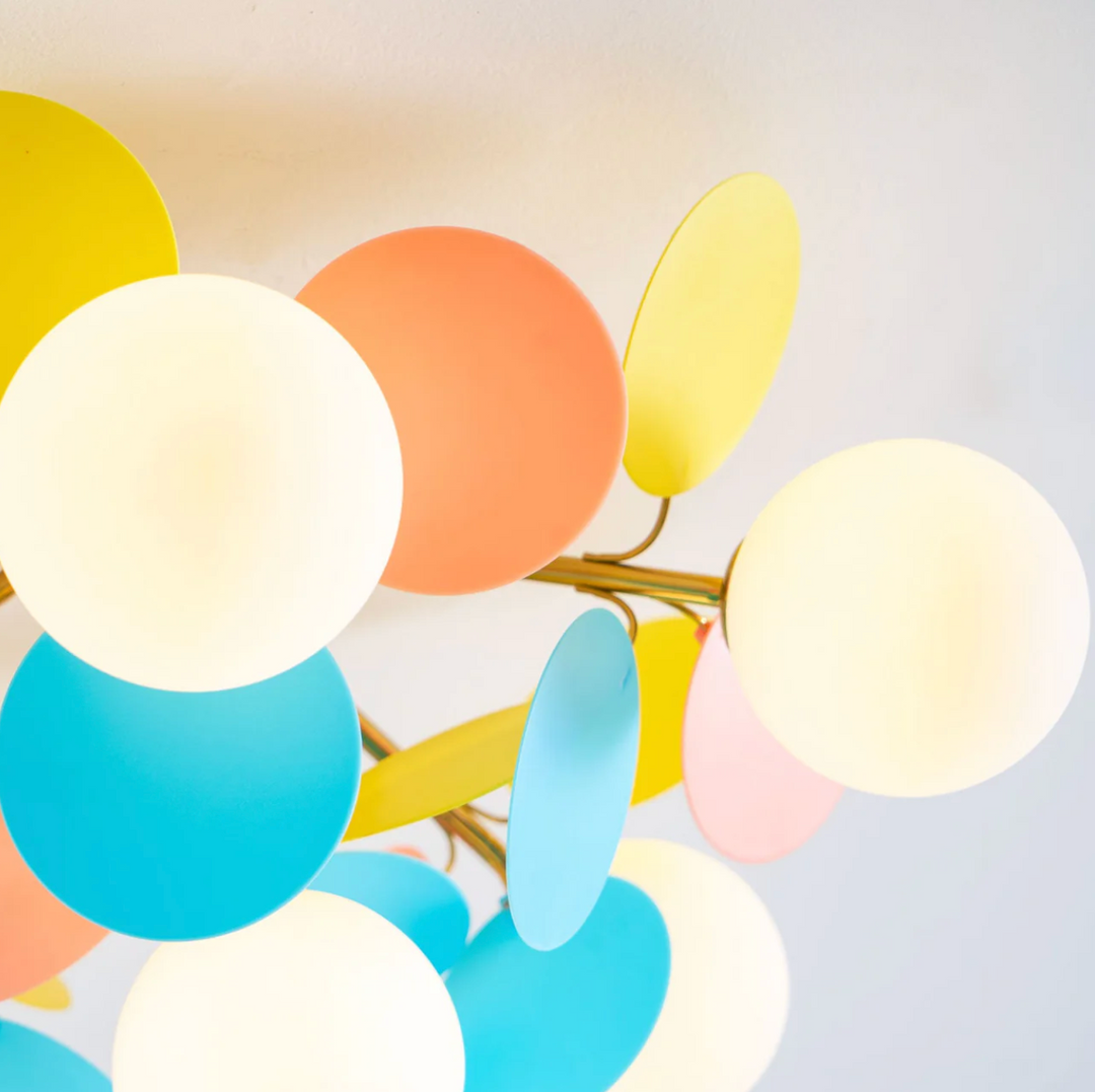 Lampa sufitowa z wieloma kulami i dyskami