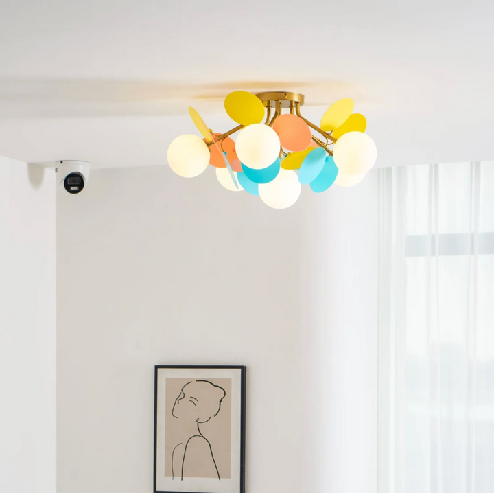 Lampa sufitowa z wieloma kulami i dyskami