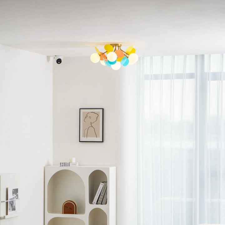 Lampa sufitowa z wieloma kulami i dyskami