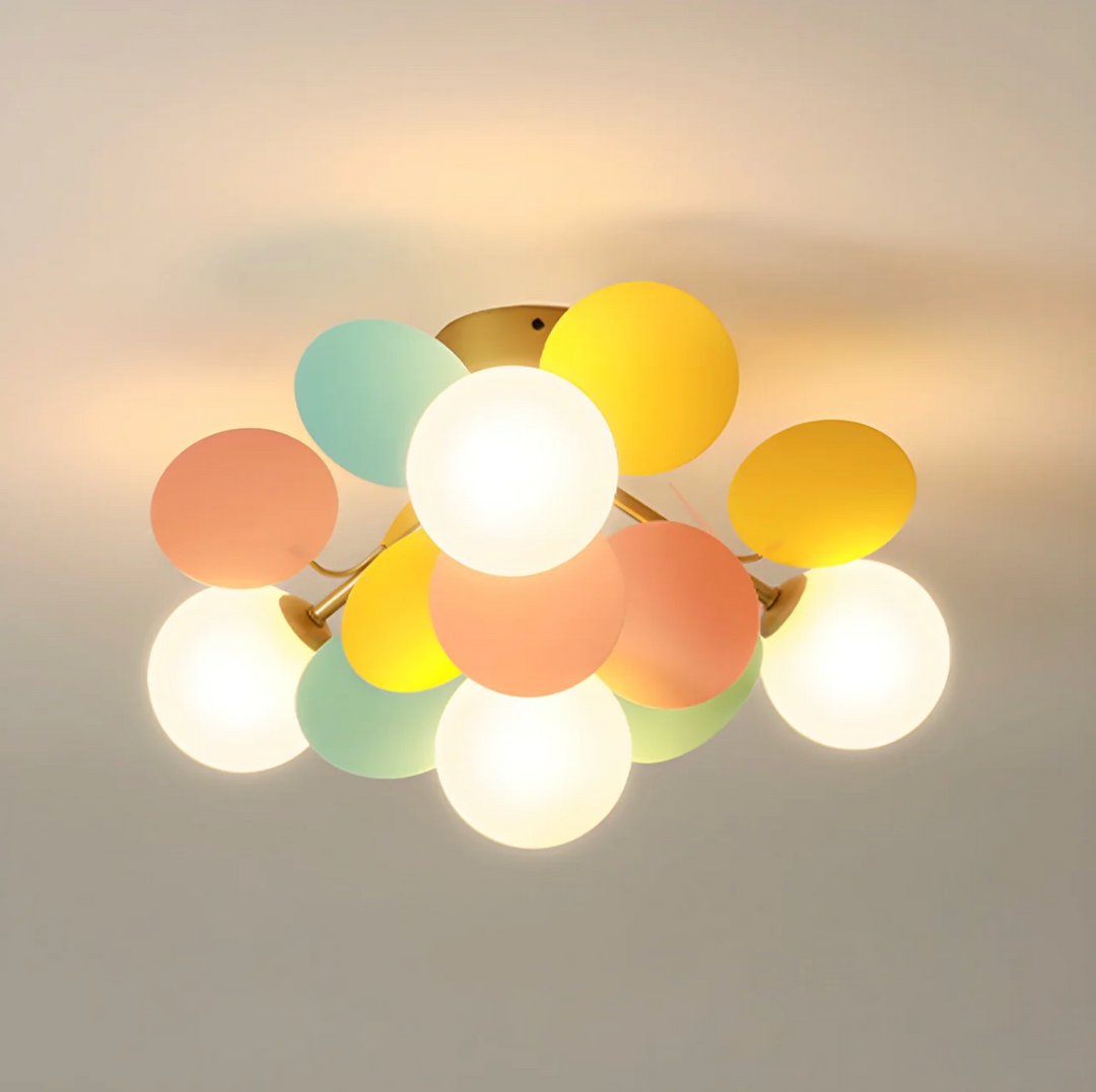 Lampa sufitowa z wieloma kulami i dyskami