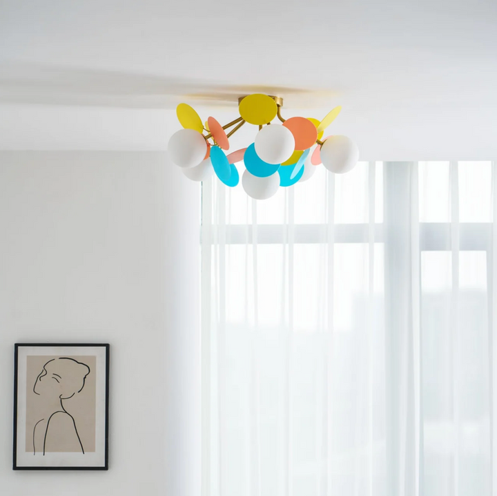 Lampa sufitowa z wieloma kulami i dyskami