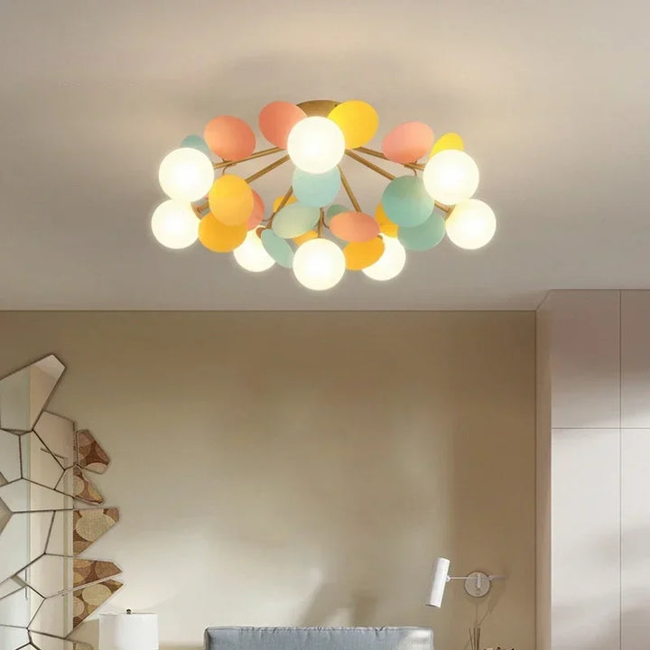 Lampa sufitowa z wieloma kulami i dyskami