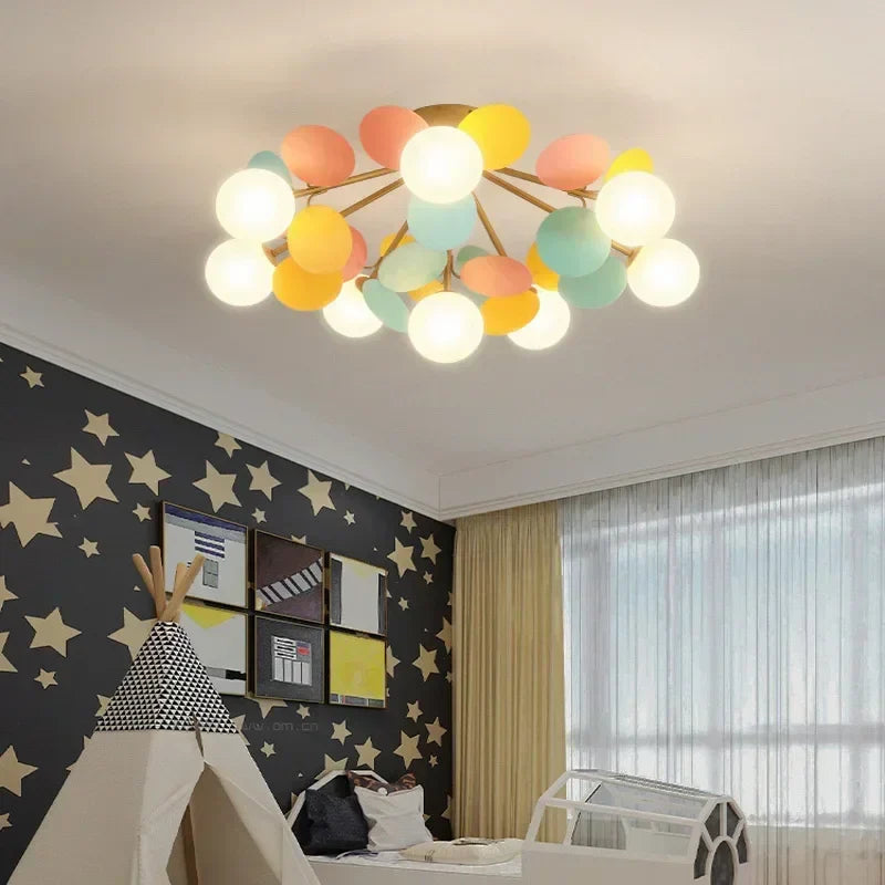 Lampa sufitowa z wieloma kulami i dyskami