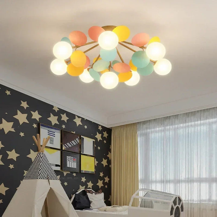 Lampa sufitowa z wieloma kulami i dyskami