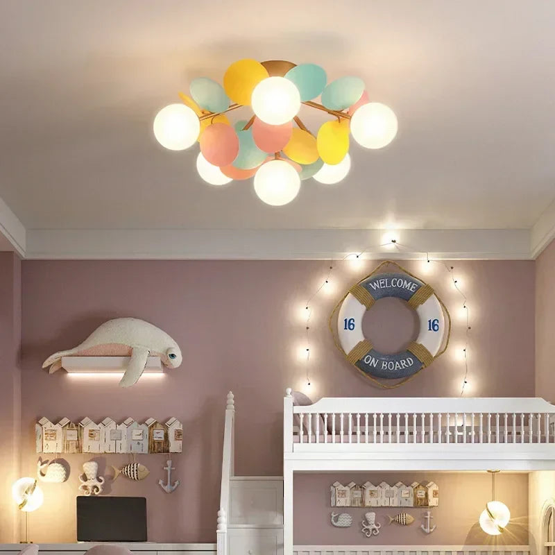 Lampa sufitowa z wieloma kulami i dyskami